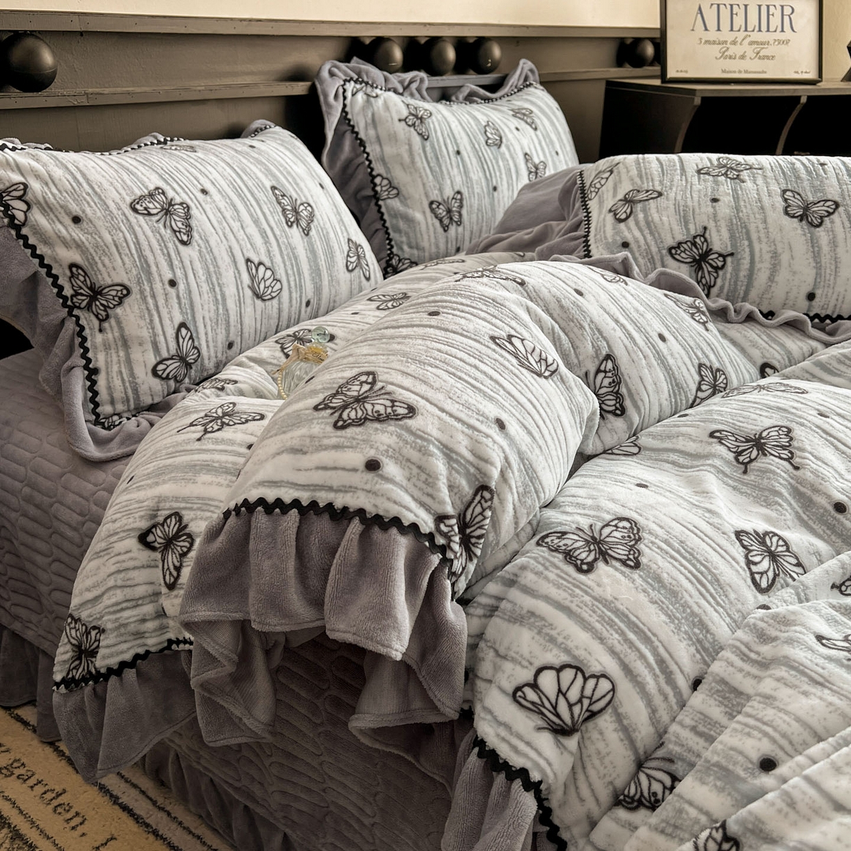 91家纺网 家纺一手货源 找家纺 美梦家纺 2025新款雕花牛奶绒夹棉床盖四件套 蝶舞纷飞-灰