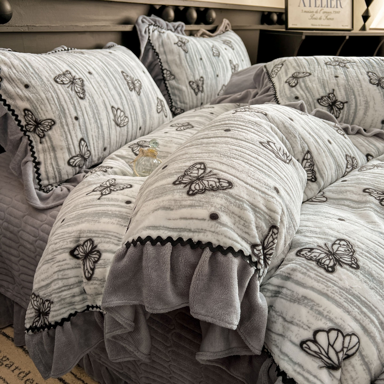 91家纺网 家纺一手货源 找家纺 美梦家纺 2025新款雕花牛奶绒夹棉床盖四件套 蝶舞纷飞-灰