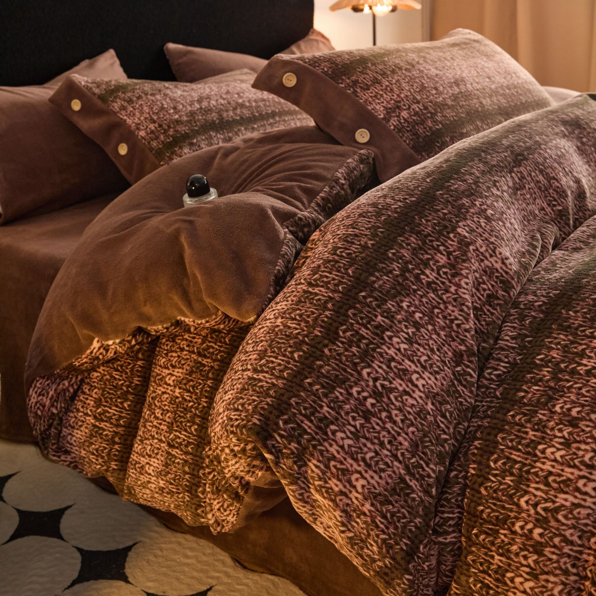 91家纺网 家纺一手货源 找家纺 （总）吾秀家居 绒城 2025  纽扣工艺款230克美丽绒四件套 牛奶绒四件套-美丽系列