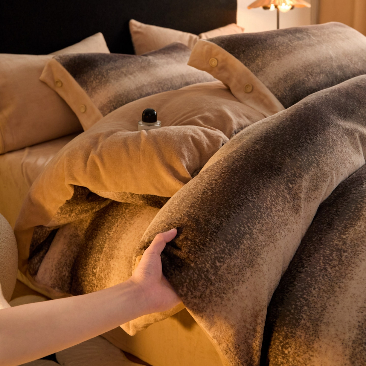 91家纺网 家纺一手货源 找家纺 （总）吾秀家居 绒城 2025  纽扣工艺款230克美丽绒四件套 牛奶绒四件套-美丽系列