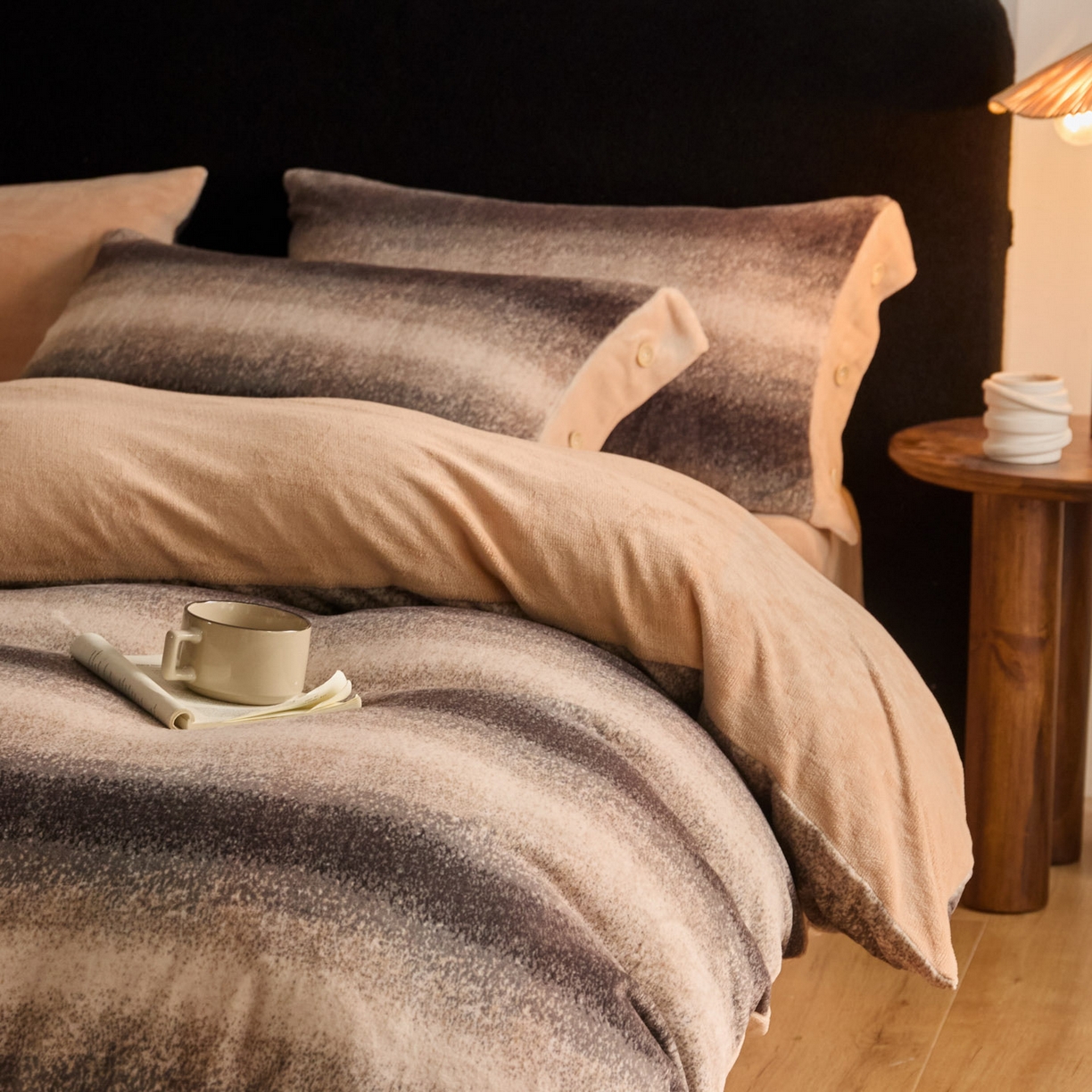 91家纺网 家纺一手货源 找家纺 吾秀家居 绒城 2025  纽扣工艺款230克美丽绒四件套 牛奶绒四件套-美丽系列 宽条咖