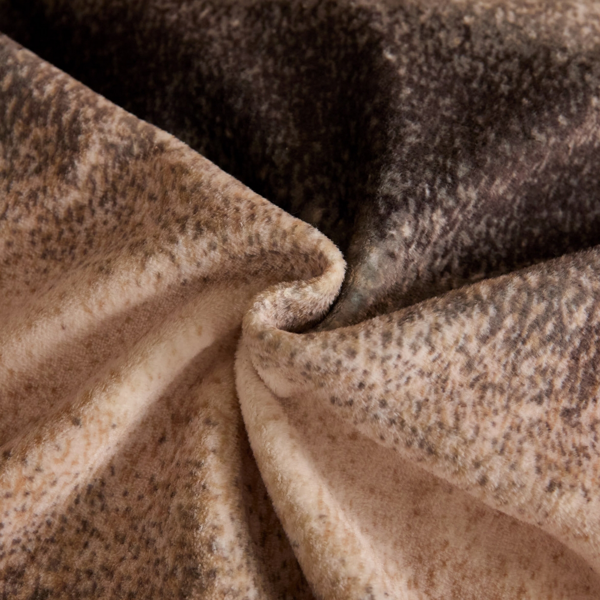 91家纺网 家纺一手货源 找家纺 吾秀家居 绒城 2025  纽扣工艺款230克美丽绒四件套 牛奶绒四件套-美丽系列 宽条咖