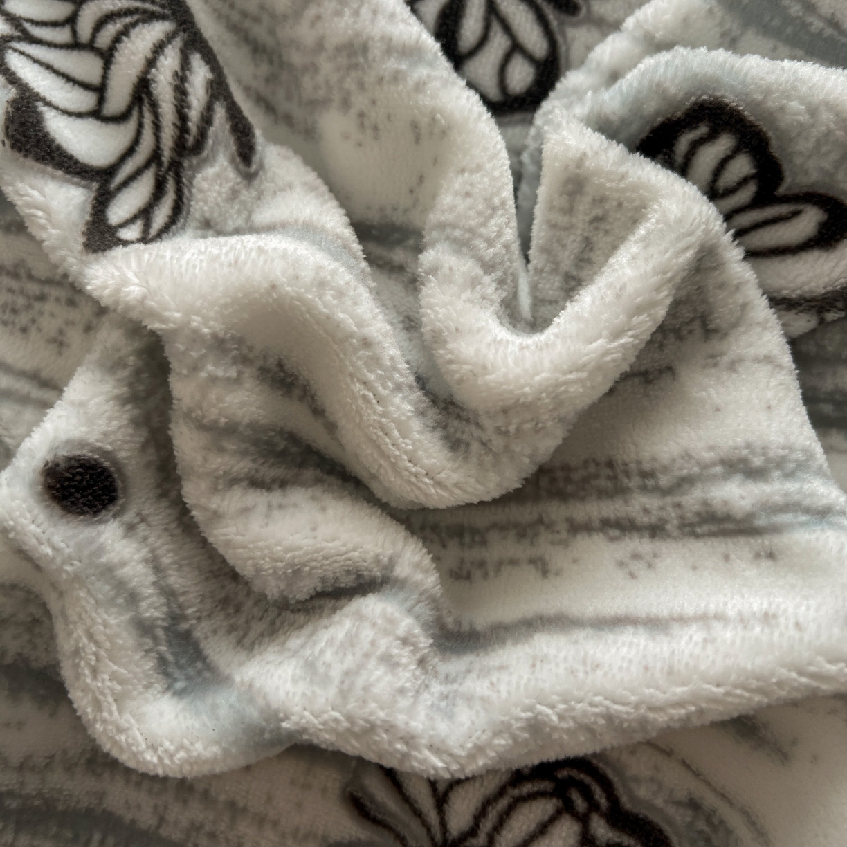 91家纺网 家纺一手货源 找家纺 美梦家纺 2025新款雕花牛奶绒夹棉床盖四件套 蝶舞纷飞-灰