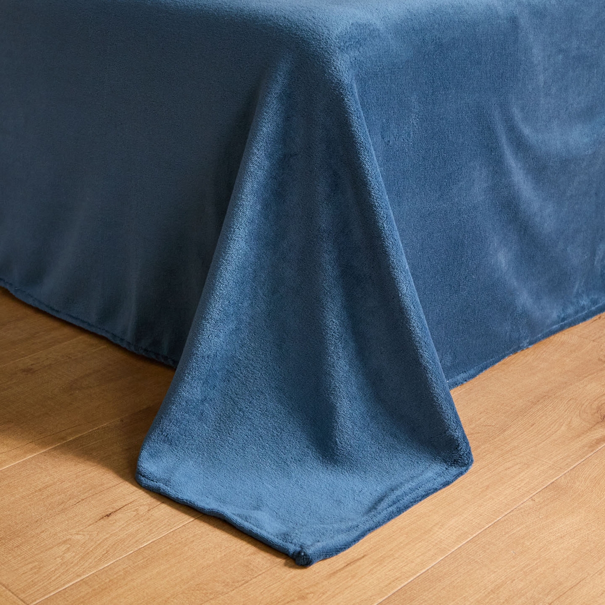 91家纺网 家纺一手货源 找家纺 吾秀家居 绒城 2025  纽扣工艺款230克美丽绒四件套 牛奶绒四件套-美丽系列 千鸟格蓝