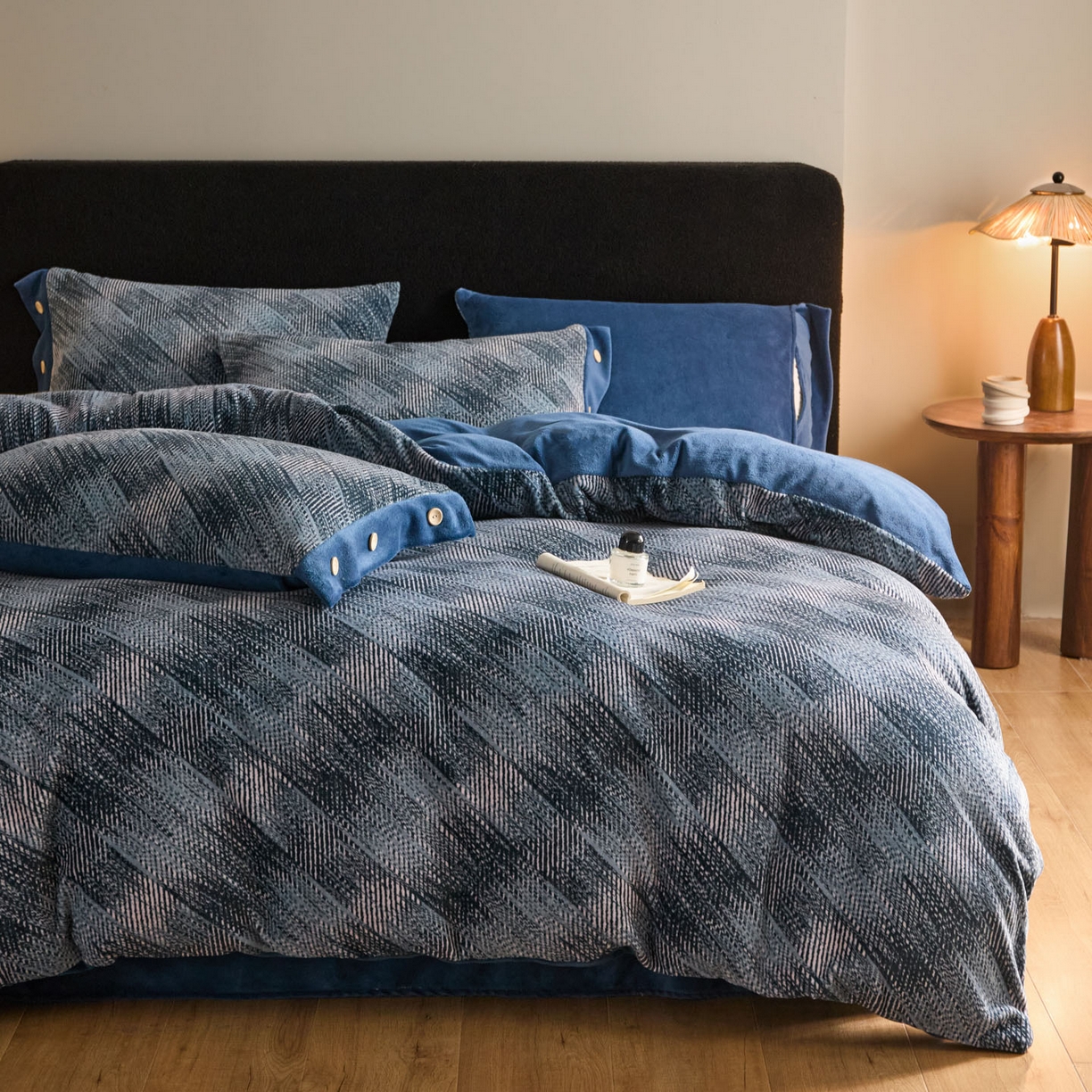 91家纺网 家纺一手货源 找家纺 吾秀家居 绒城 2025  纽扣工艺款230克美丽绒四件套 牛奶绒四件套-美丽系列 千鸟格蓝