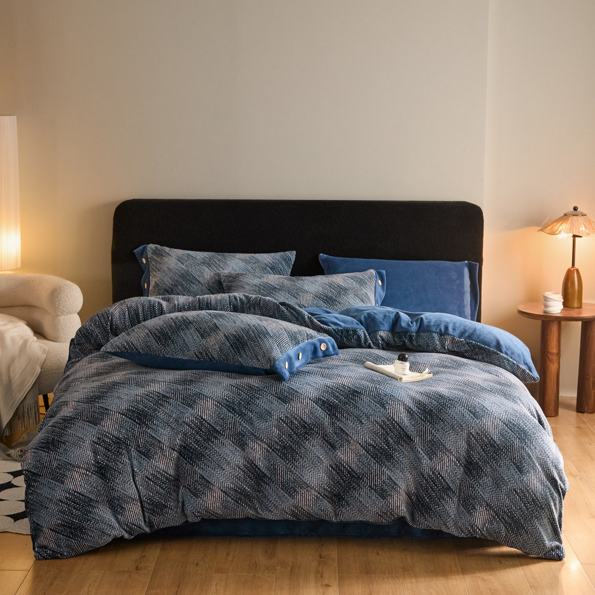 91家纺网 家纺一手货源 找家纺 吾秀家居 绒城 2025  纽扣工艺款230克美丽绒四件套 牛奶绒四件套-美丽系列 千鸟格蓝