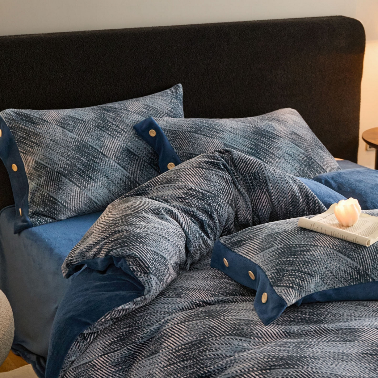 91家纺网 家纺一手货源 找家纺 吾秀家居 绒城 2025  纽扣工艺款230克美丽绒四件套 牛奶绒四件套-美丽系列 千鸟格蓝