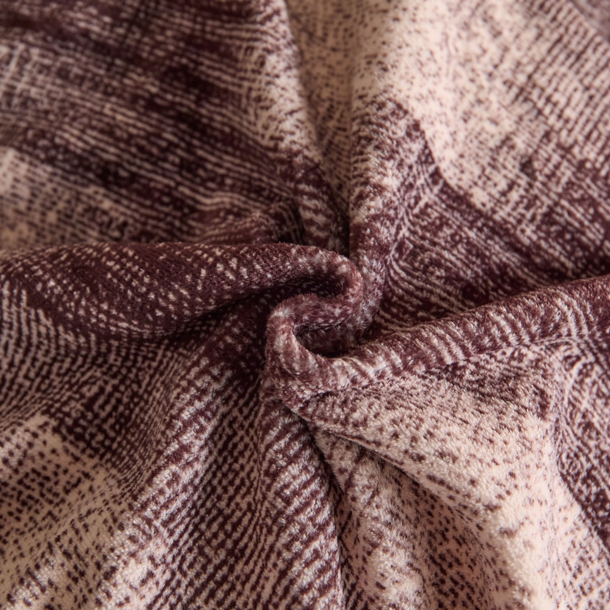 91家纺网 家纺一手货源 找家纺 吾秀家居 绒城 2025  纽扣工艺款230克美丽绒四件套 牛奶绒四件套-美丽系列 格调可可