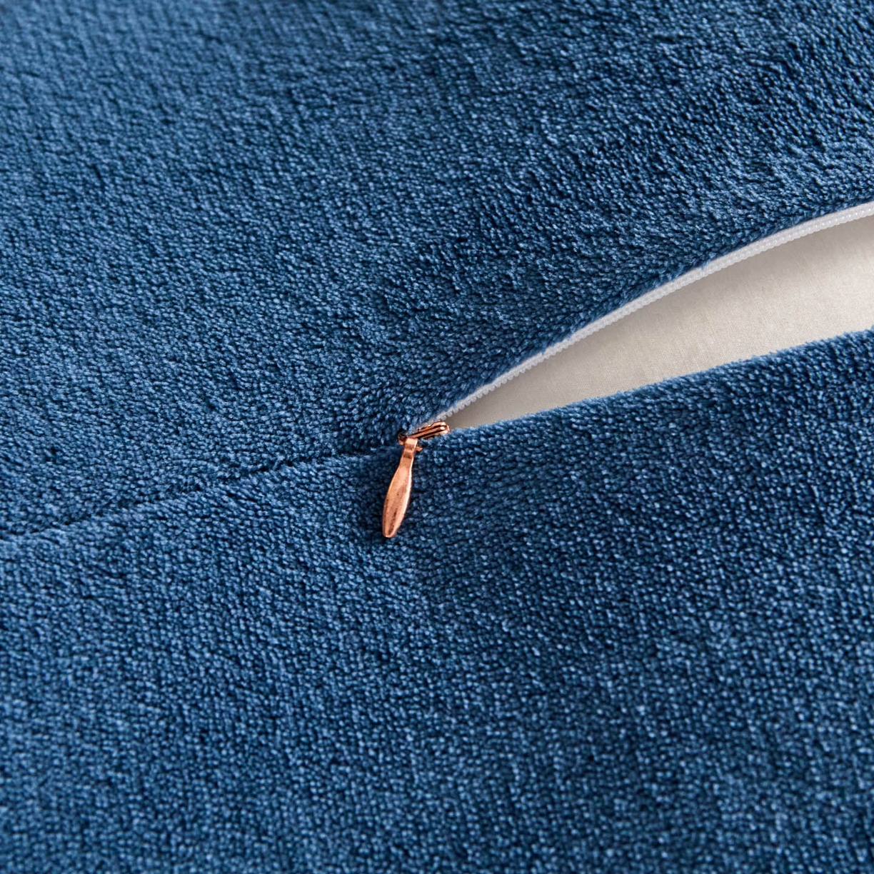 91家纺网 家纺一手货源 找家纺 吾秀家居 绒城 2025  纽扣工艺款230克美丽绒四件套 牛奶绒四件套-美丽系列 千鸟格蓝