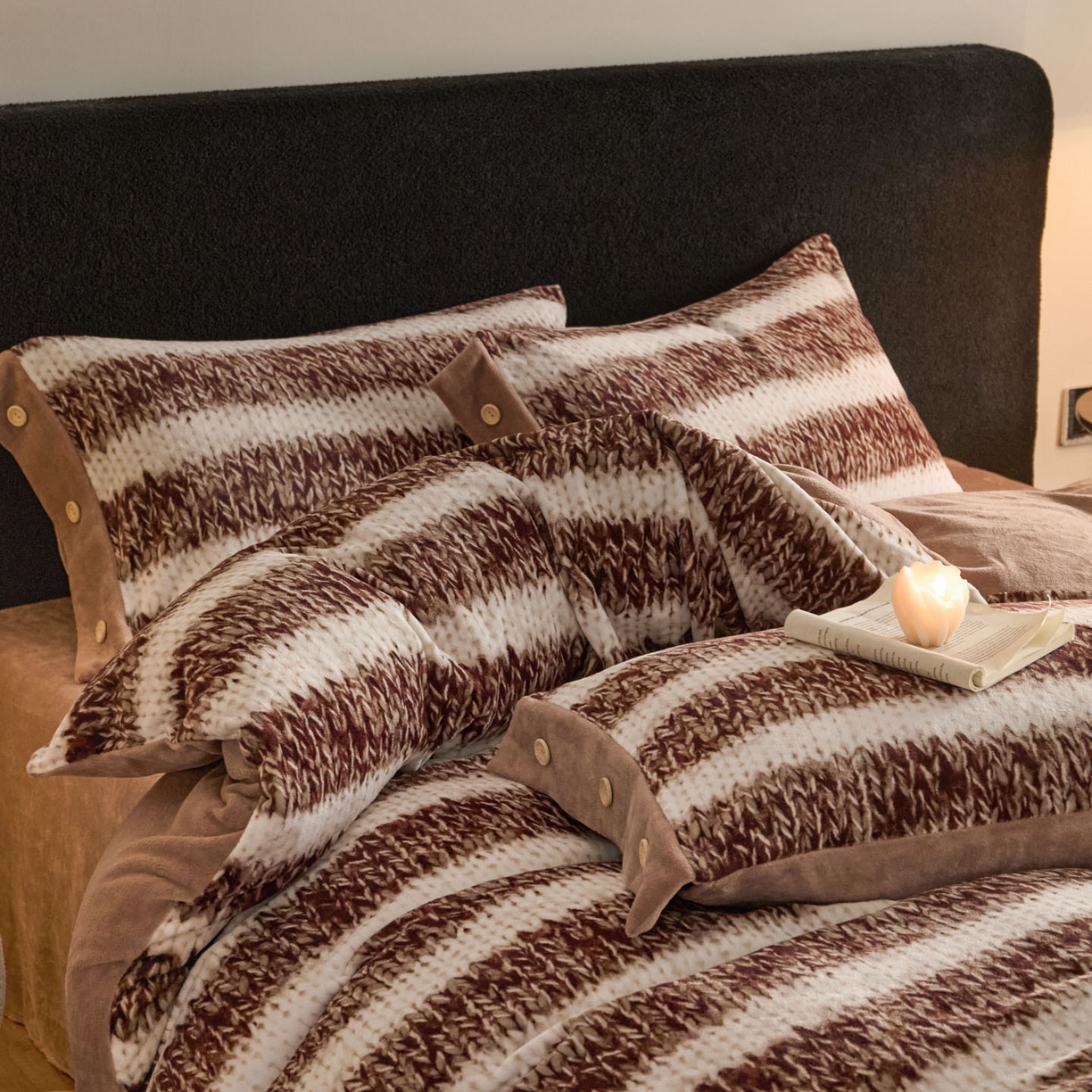 91家纺网 家纺一手货源 找家纺 吾秀家居 绒城 2025  纽扣工艺款230克美丽绒四件套 牛奶绒四件套-美丽系列 毛衣棕