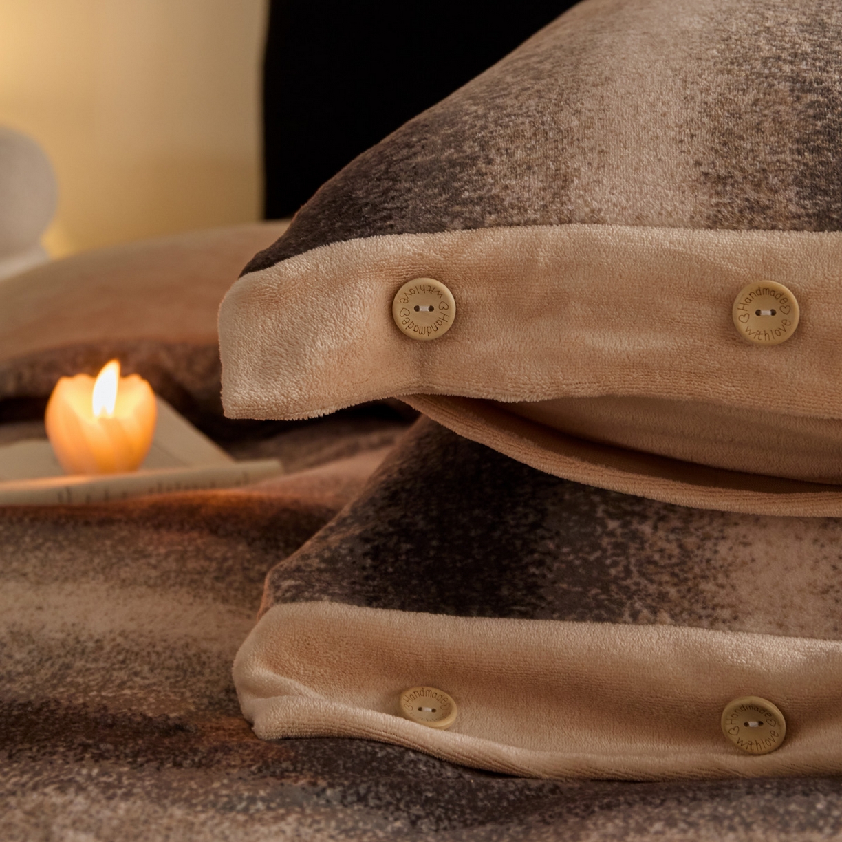 91家纺网 家纺一手货源 找家纺 吾秀家居 绒城 2025  纽扣工艺款230克美丽绒四件套 牛奶绒四件套-美丽系列 宽条咖