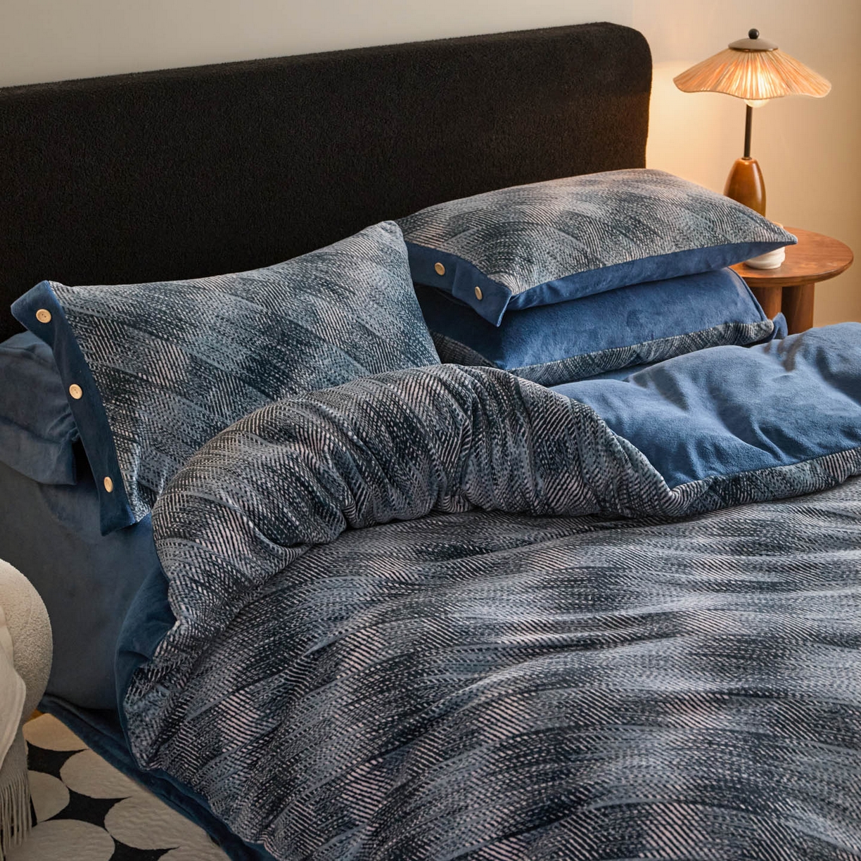 91家纺网 家纺一手货源 找家纺 吾秀家居 绒城 2025  纽扣工艺款230克美丽绒四件套 牛奶绒四件套-美丽系列 千鸟格蓝