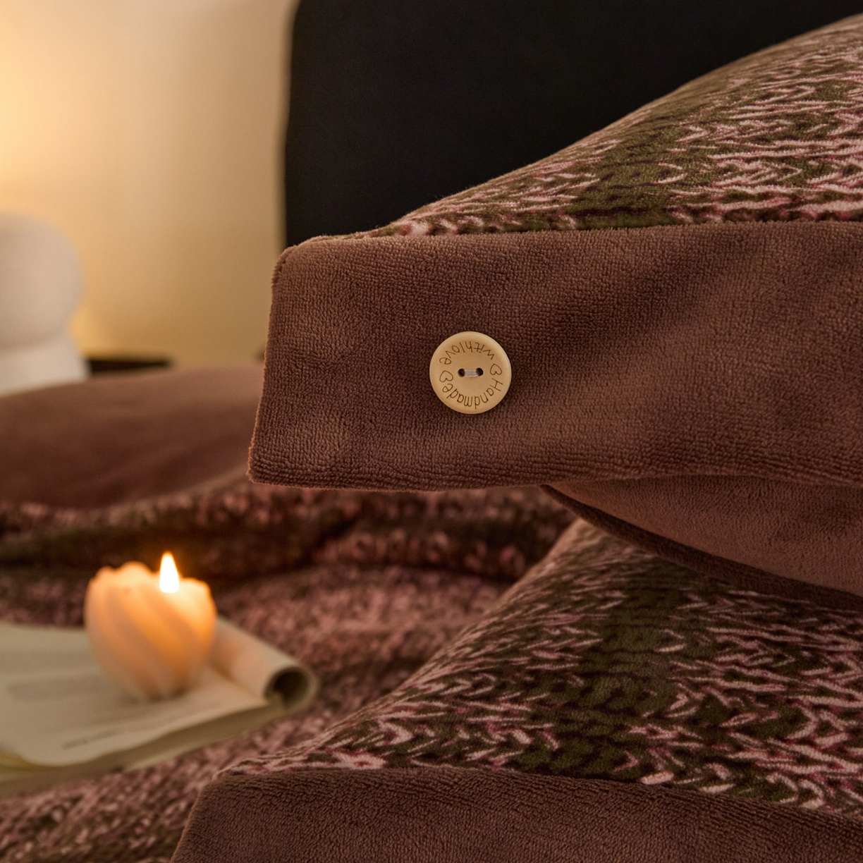 91家纺网 家纺一手货源 找家纺 吾秀家居 绒城 2025  纽扣工艺款230克美丽绒四件套 牛奶绒四件套-美丽系列 绅品