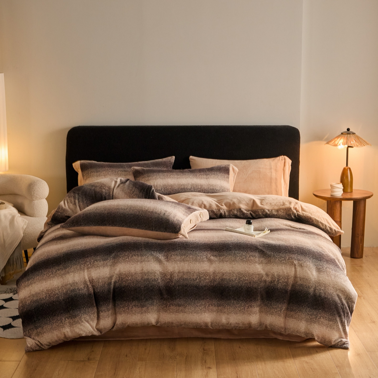 91家纺网 家纺一手货源 找家纺 吾秀家居 绒城 2025  纽扣工艺款230克美丽绒四件套 牛奶绒四件套-美丽系列 宽条咖