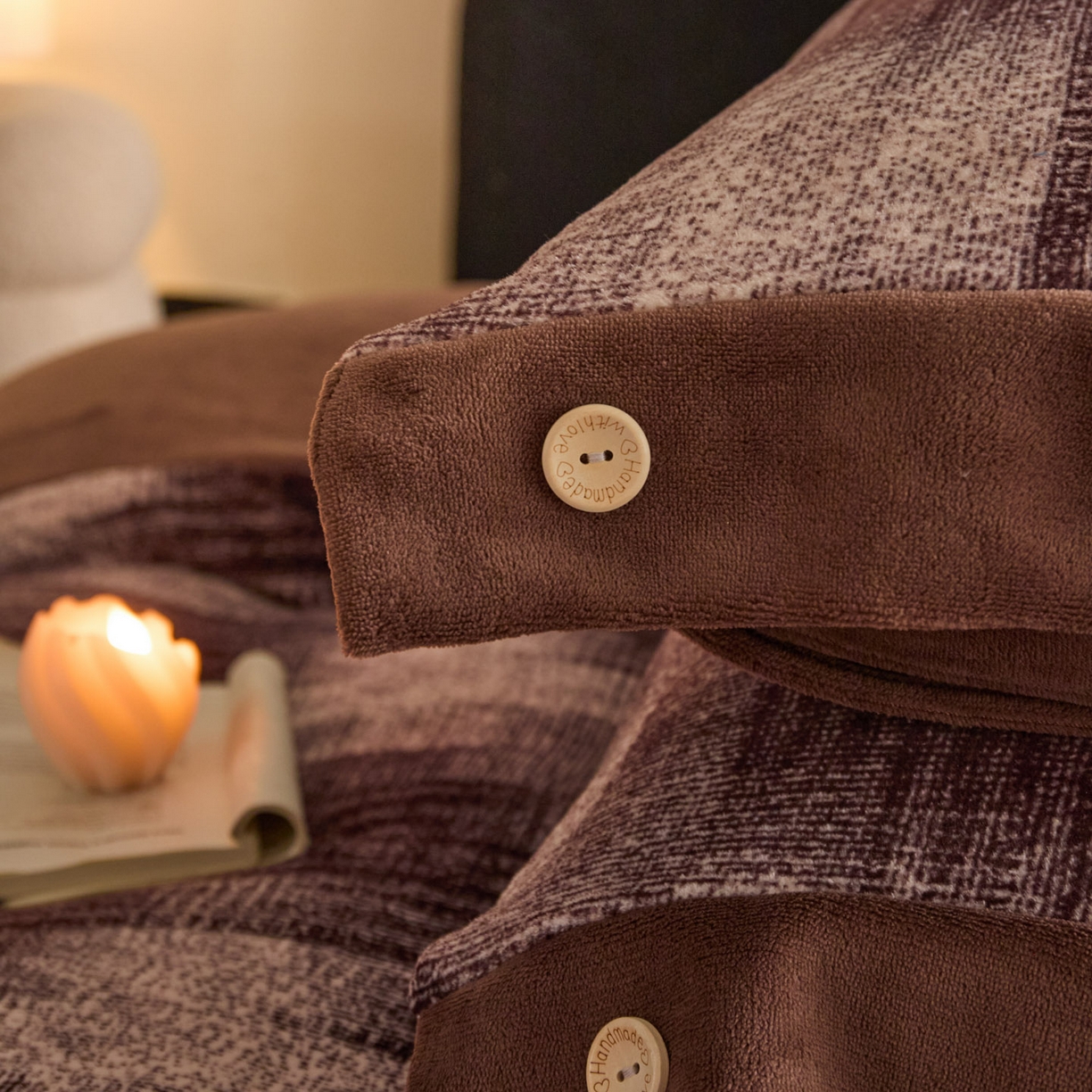 91家纺网 家纺一手货源 找家纺 吾秀家居 绒城 2025  纽扣工艺款230克美丽绒四件套 牛奶绒四件套-美丽系列 格调可可