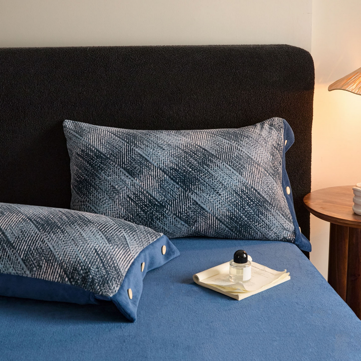 91家纺网 家纺一手货源 找家纺 吾秀家居 绒城 2025  纽扣工艺款230克美丽绒四件套 牛奶绒四件套-美丽系列 千鸟格蓝