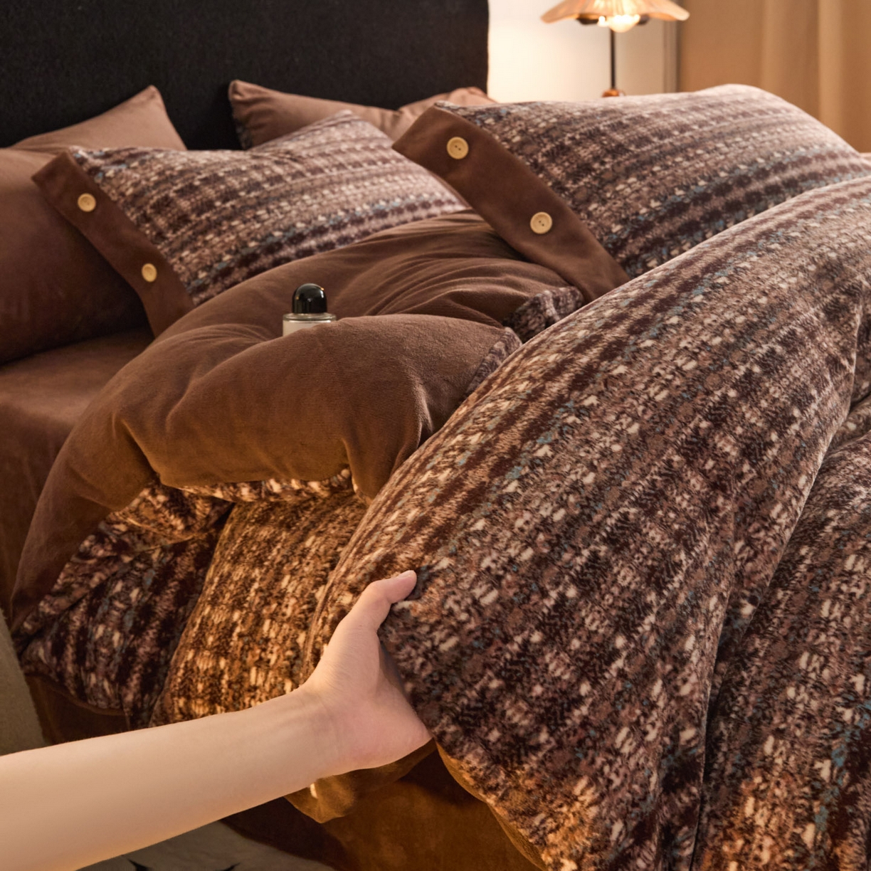 91家纺网 家纺一手货源 找家纺 吾秀家居 绒城 2025  纽扣工艺款230克美丽绒四件套 牛奶绒四件套-美丽系列 织梦