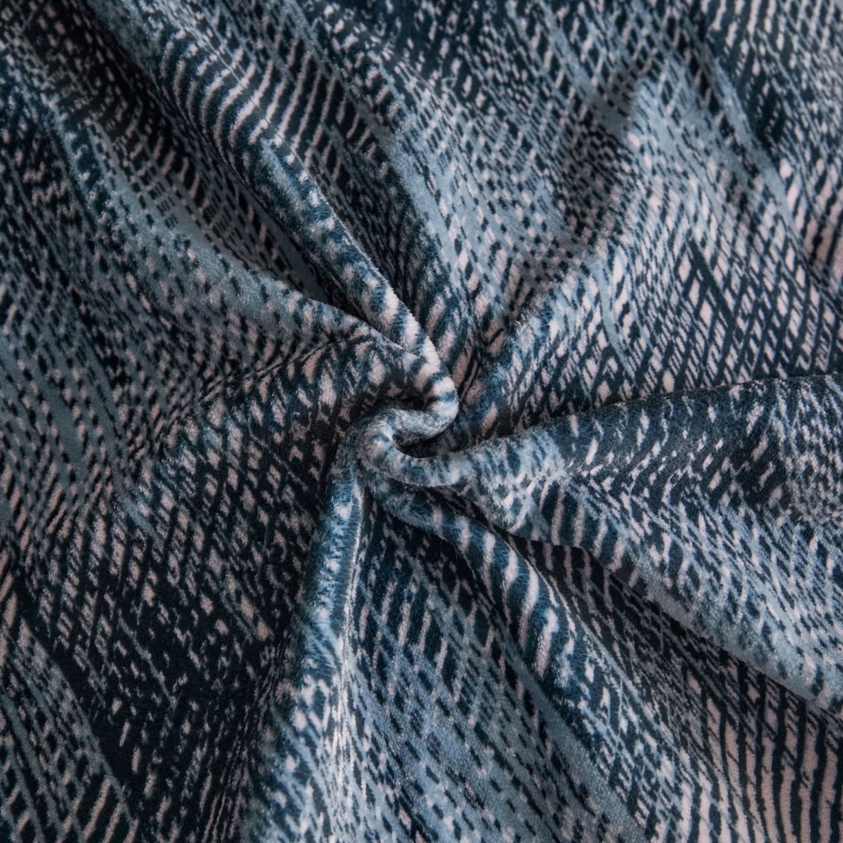 91家纺网 家纺一手货源 找家纺 吾秀家居 绒城 2025  纽扣工艺款230克美丽绒四件套 牛奶绒四件套-美丽系列 千鸟格蓝