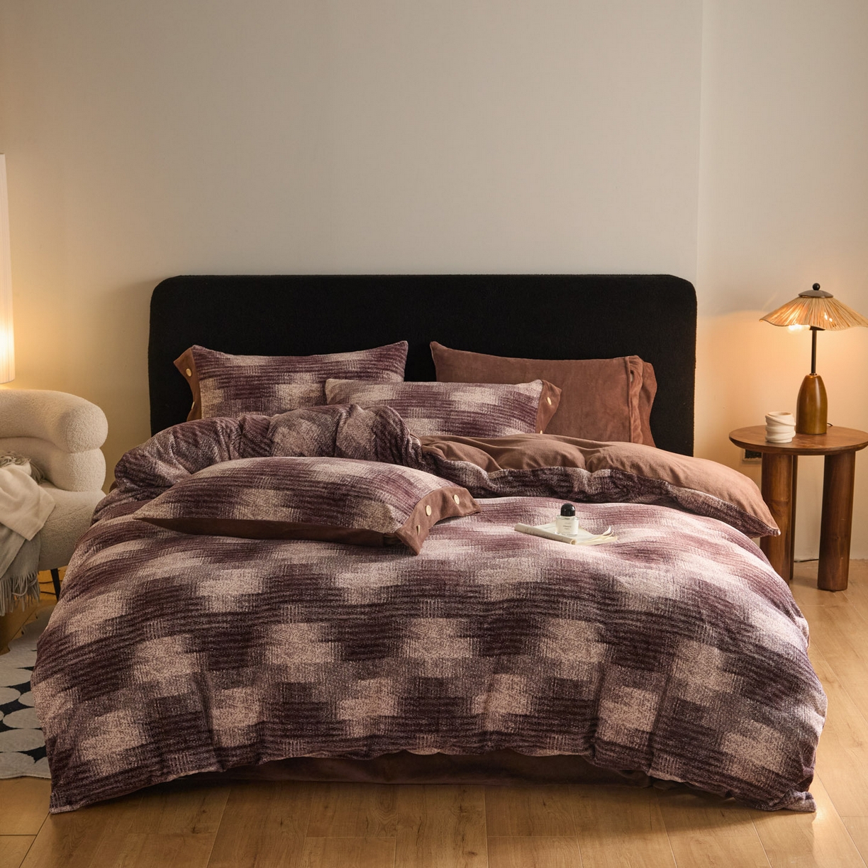 91家纺网 家纺一手货源 找家纺 吾秀家居 绒城 2025  纽扣工艺款230克美丽绒四件套 牛奶绒四件套-美丽系列 格调可可