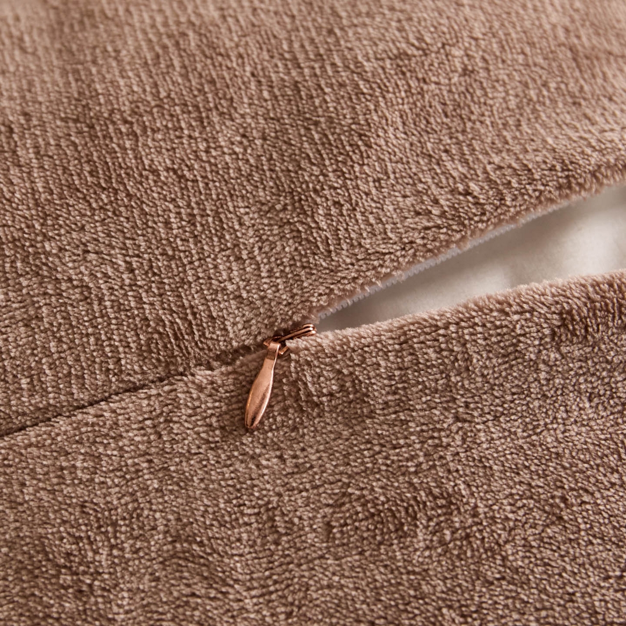 91家纺网 家纺一手货源 找家纺 吾秀家居 绒城 2025  纽扣工艺款230克美丽绒四件套 牛奶绒四件套-美丽系列 毛衣棕