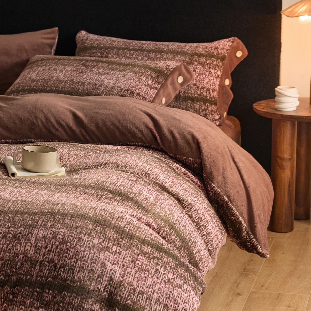 91家纺网 家纺一手货源 找家纺 吾秀家居 绒城 2025  纽扣工艺款230克美丽绒四件套 牛奶绒四件套-美丽系列 绅品