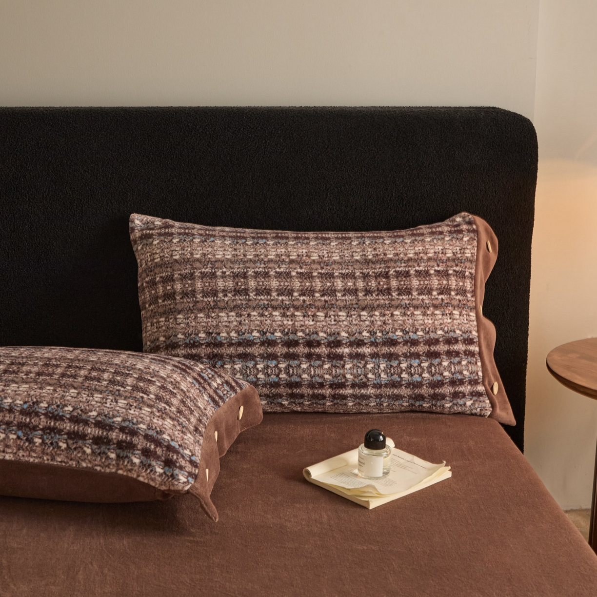 91家纺网 家纺一手货源 找家纺 吾秀家居 绒城 2025  纽扣工艺款230克美丽绒四件套 牛奶绒四件套-美丽系列 织梦