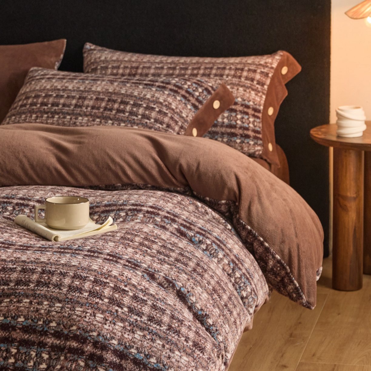 91家纺网 家纺一手货源 找家纺 吾秀家居 绒城 2025  纽扣工艺款230克美丽绒四件套 牛奶绒四件套-美丽系列 织梦