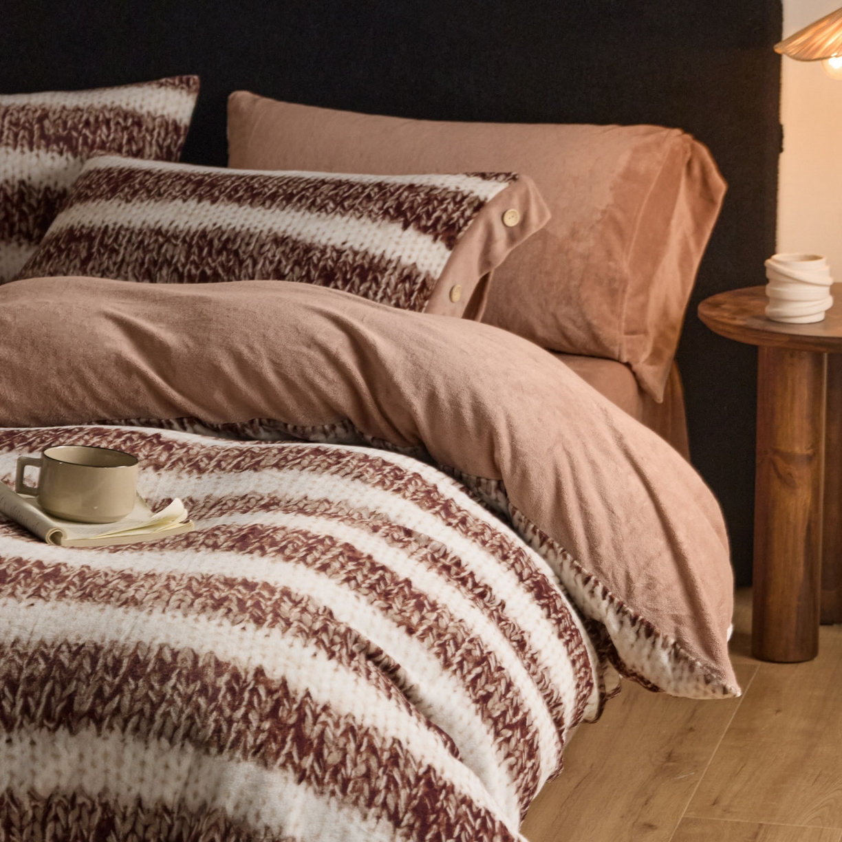 91家纺网 家纺一手货源 找家纺 吾秀家居 绒城 2025  纽扣工艺款230克美丽绒四件套 牛奶绒四件套-美丽系列 毛衣棕