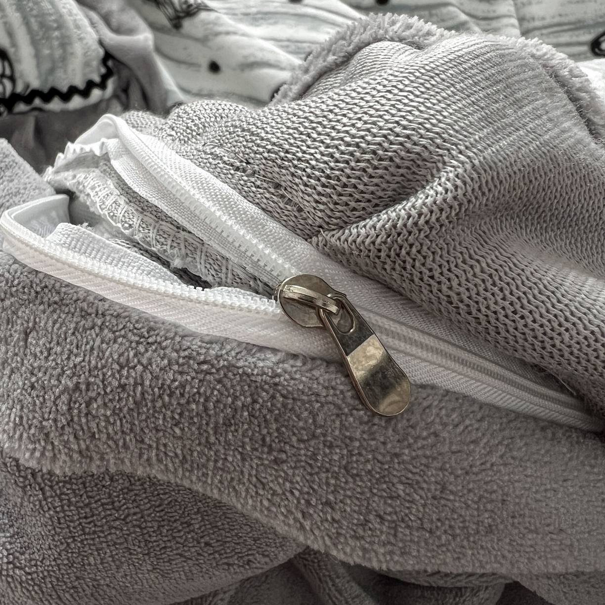 91家纺网 家纺一手货源 找家纺 美梦家纺 2025新款雕花牛奶绒夹棉床盖四件套 蝶舞纷飞-灰