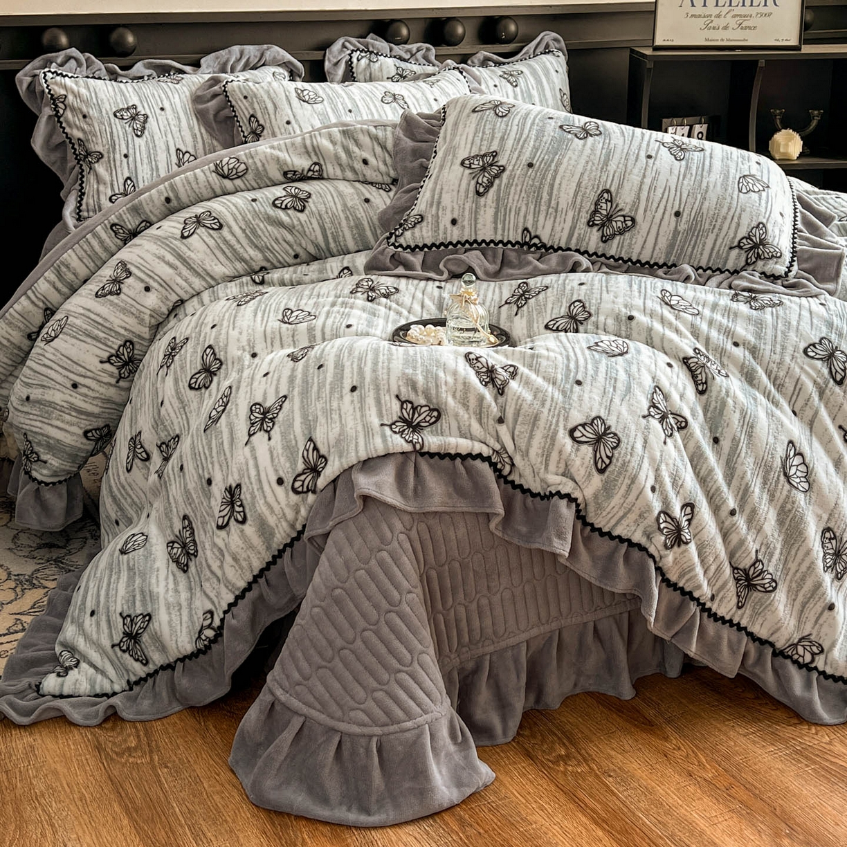 91家纺网 家纺一手货源 找家纺 美梦家纺 2025新款雕花牛奶绒夹棉床盖四件套 蝶舞纷飞-灰