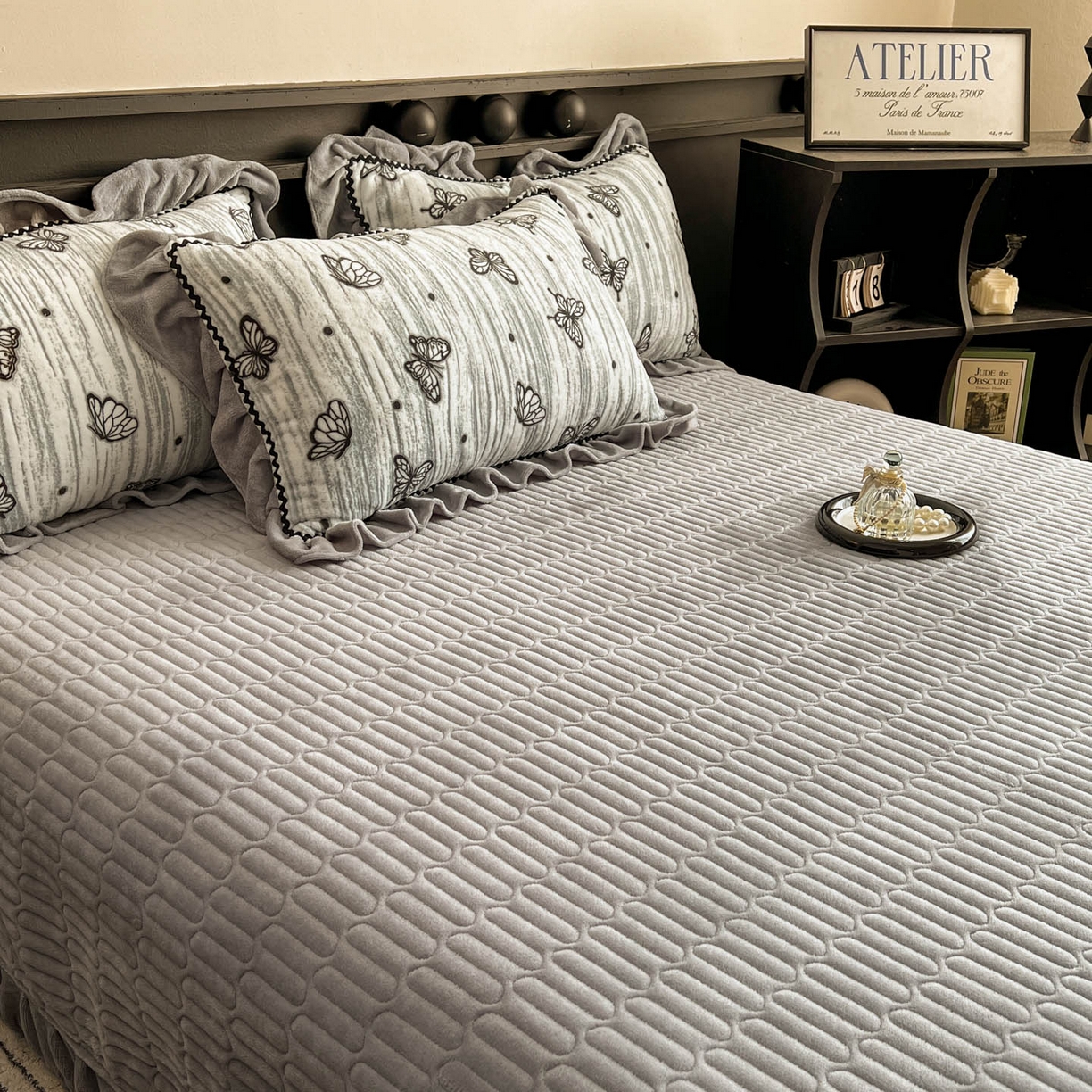 91家纺网 家纺一手货源 找家纺 美梦家纺 2025新款雕花牛奶绒夹棉床盖四件套 蝶舞纷飞-灰