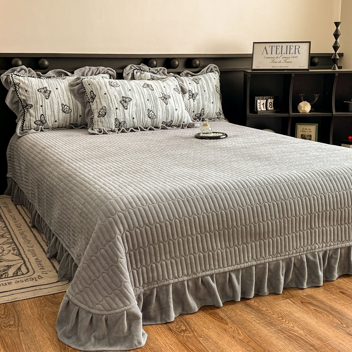 91家纺网 家纺一手货源 找家纺 美梦家纺 2025新款雕花牛奶绒夹棉床盖四件套 蝶舞纷飞-灰