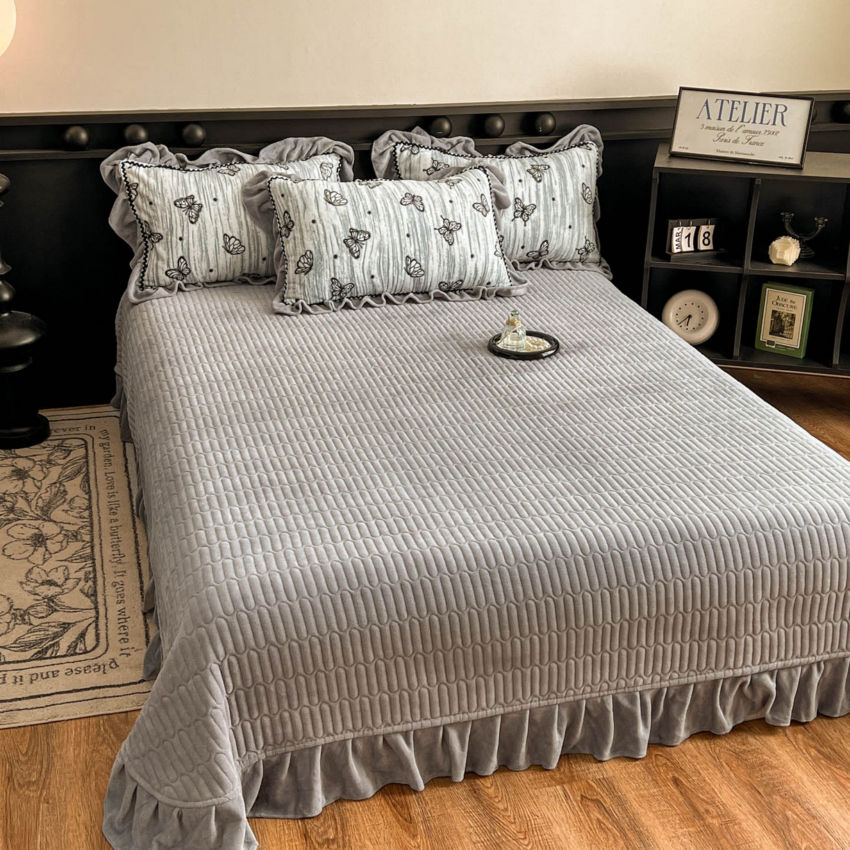 91家纺网 家纺一手货源 找家纺 美梦家纺 2025新款雕花牛奶绒夹棉床盖四件套 蝶舞纷飞-灰