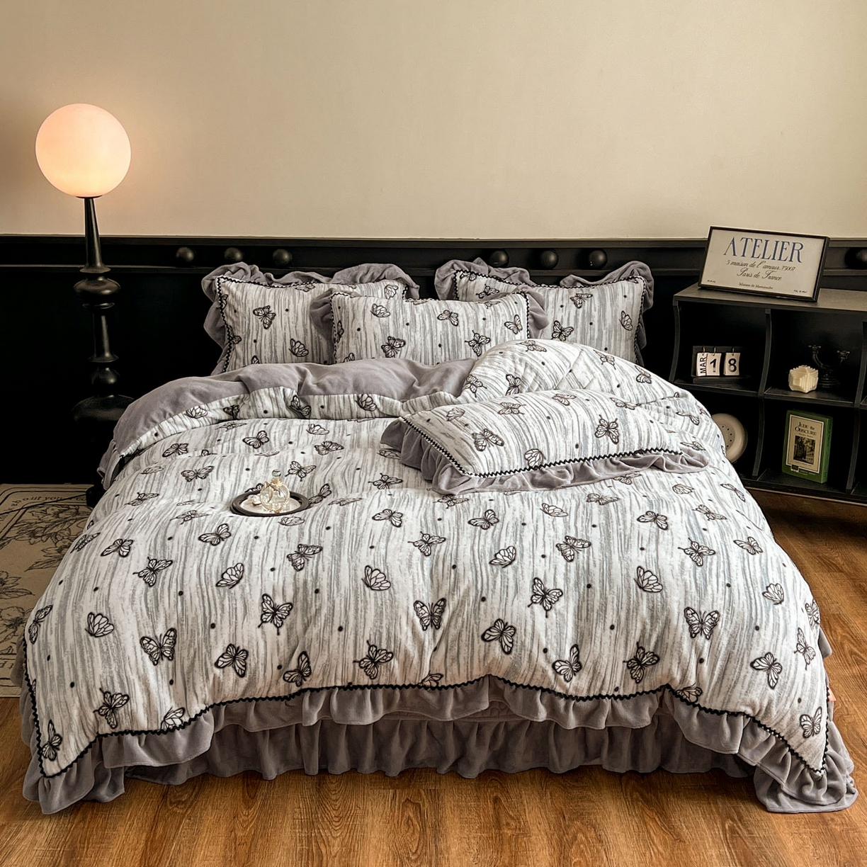 91家纺网 家纺一手货源 找家纺 美梦家纺 2025新款雕花牛奶绒夹棉床盖四件套 蝶舞纷飞-灰
