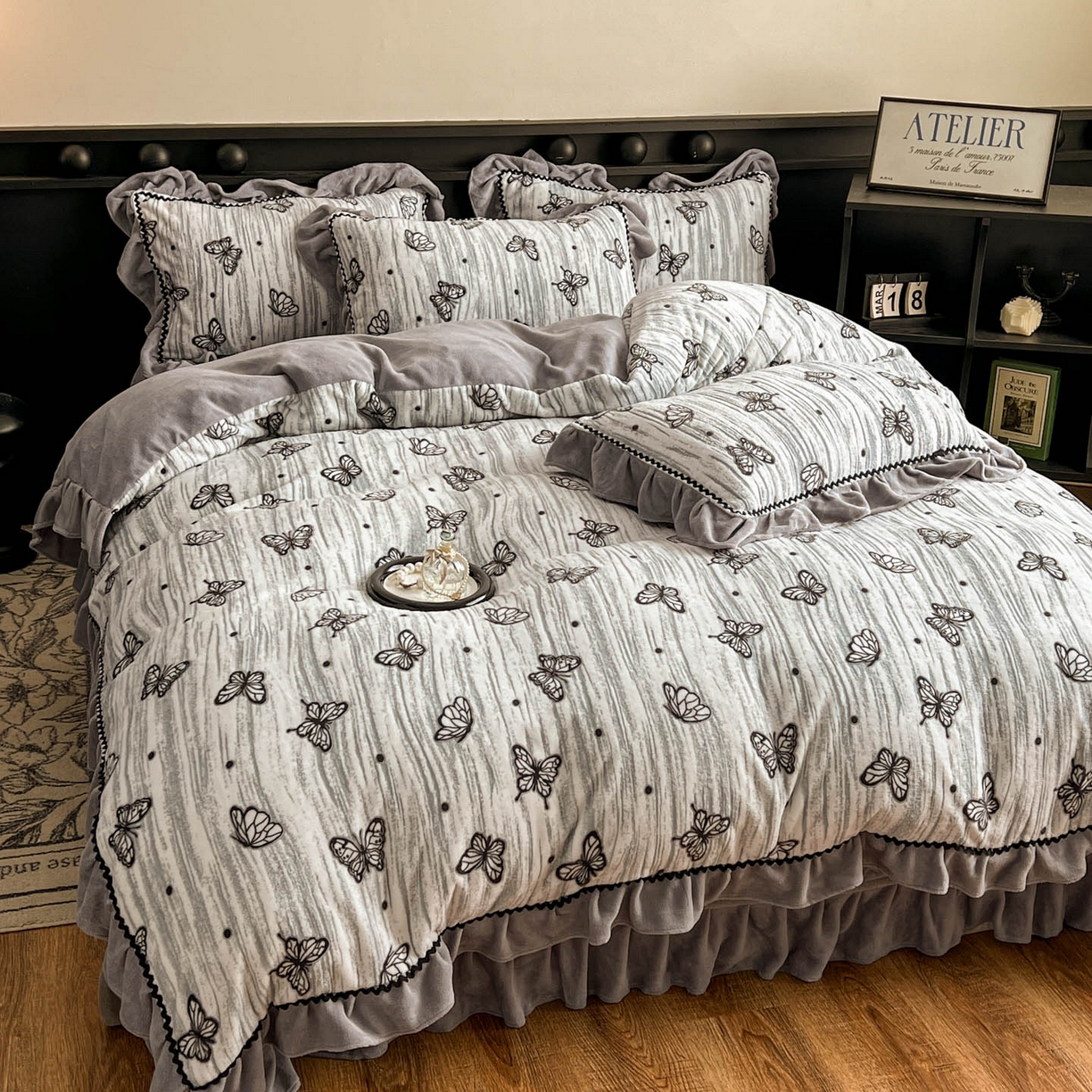 91家纺网 家纺一手货源 找家纺 美梦家纺 2025新款雕花牛奶绒夹棉床盖四件套 蝶舞纷飞-灰
