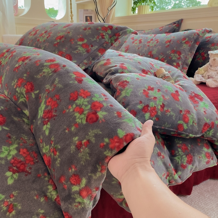 91家纺网 家纺一手货源 找家纺 （总）豫见家纺 2025新款高克重牛奶绒夹棉床盖四件套