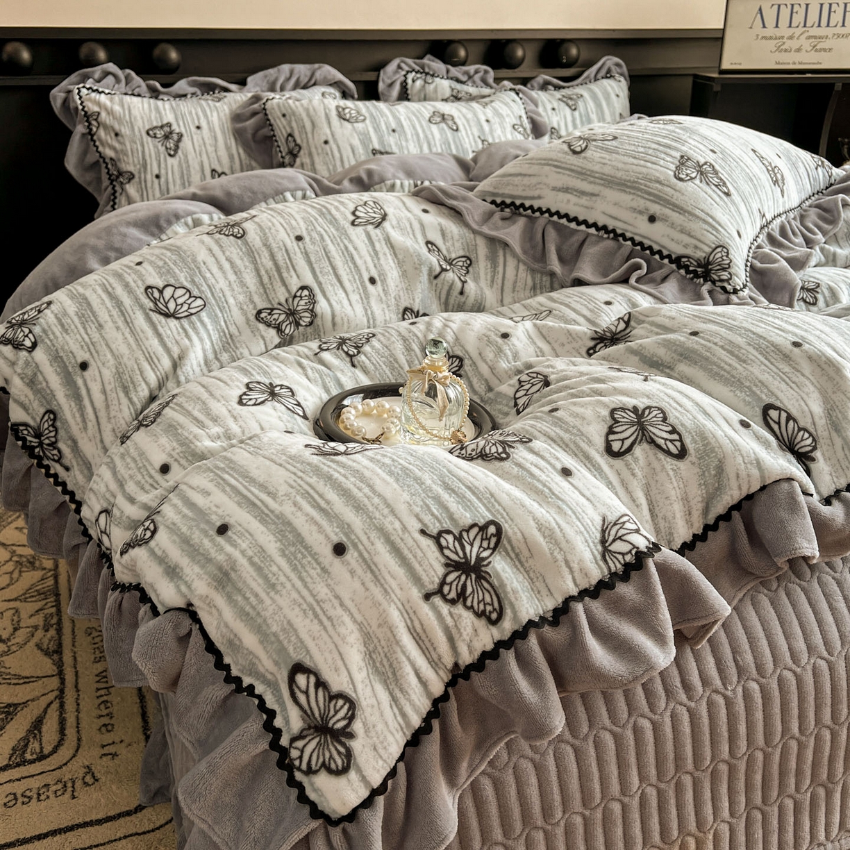 91家纺网 家纺一手货源 找家纺 美梦家纺 2025新款雕花牛奶绒夹棉床盖四件套 蝶舞纷飞-灰