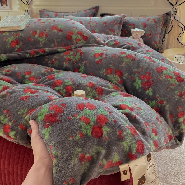 91家纺网 家纺一手货源 找家纺 （总）豫见家纺 2025新款高克重牛奶绒夹棉床盖四件套