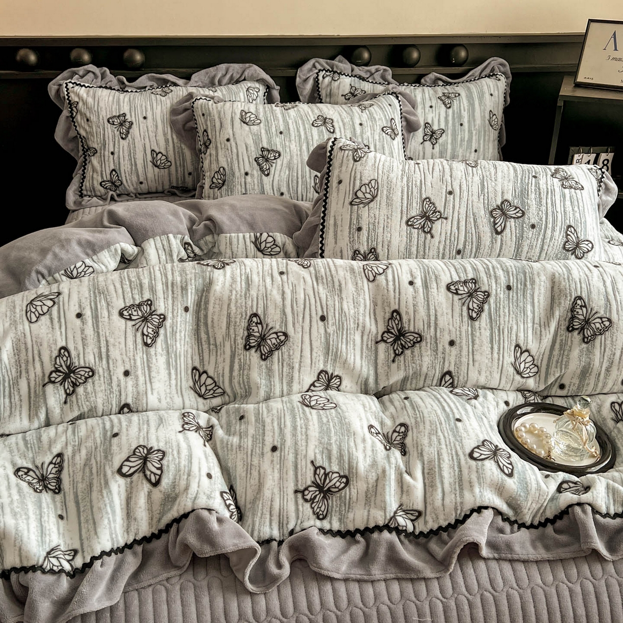 91家纺网 家纺一手货源 找家纺 美梦家纺 2025新款雕花牛奶绒夹棉床盖四件套 蝶舞纷飞-灰