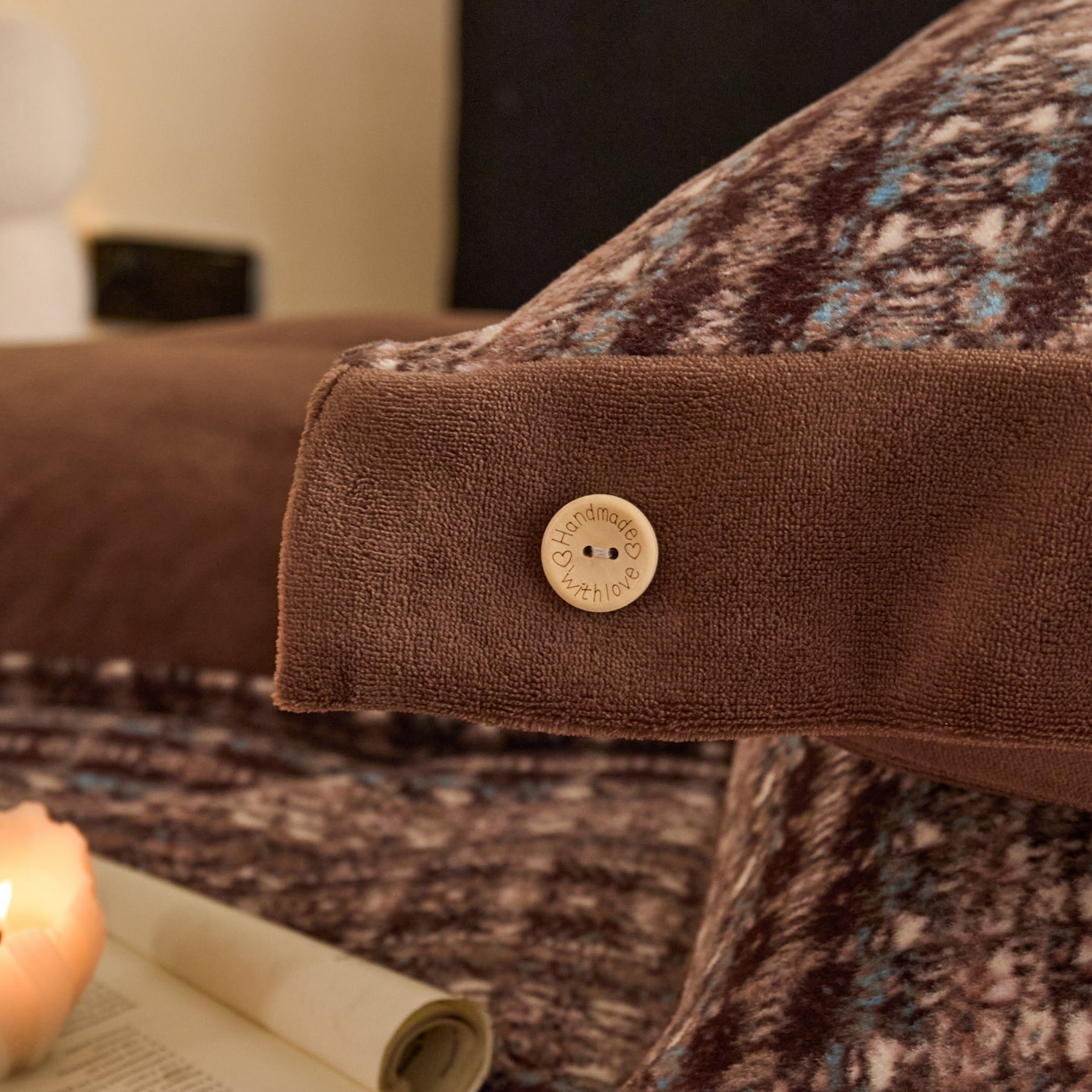 91家纺网 家纺一手货源 找家纺 吾秀家居 绒城 2025  纽扣工艺款230克美丽绒四件套 牛奶绒四件套-美丽系列 织梦