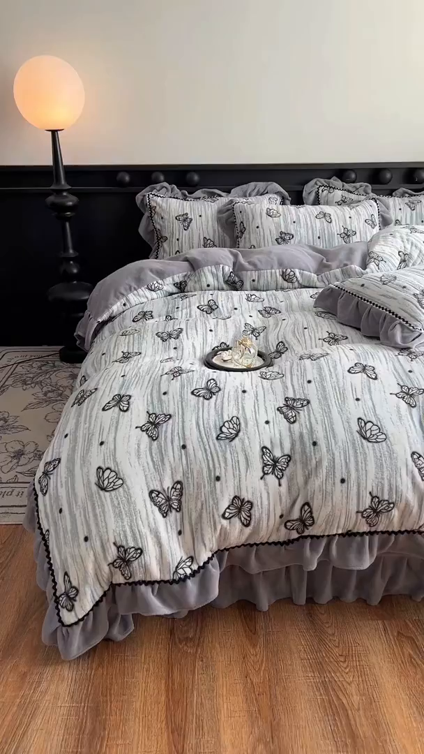 91家纺网 家纺一手货源 找家纺 美梦家纺 2025新款雕花牛奶绒夹棉床盖四件套 蝶舞纷飞-灰