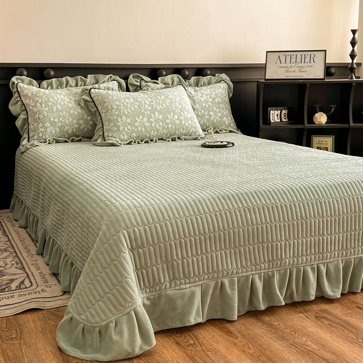 91家纺网 家纺一手货源 找家纺 美梦家纺 2025新款雕花牛奶绒夹棉床盖四件套 芳草绿