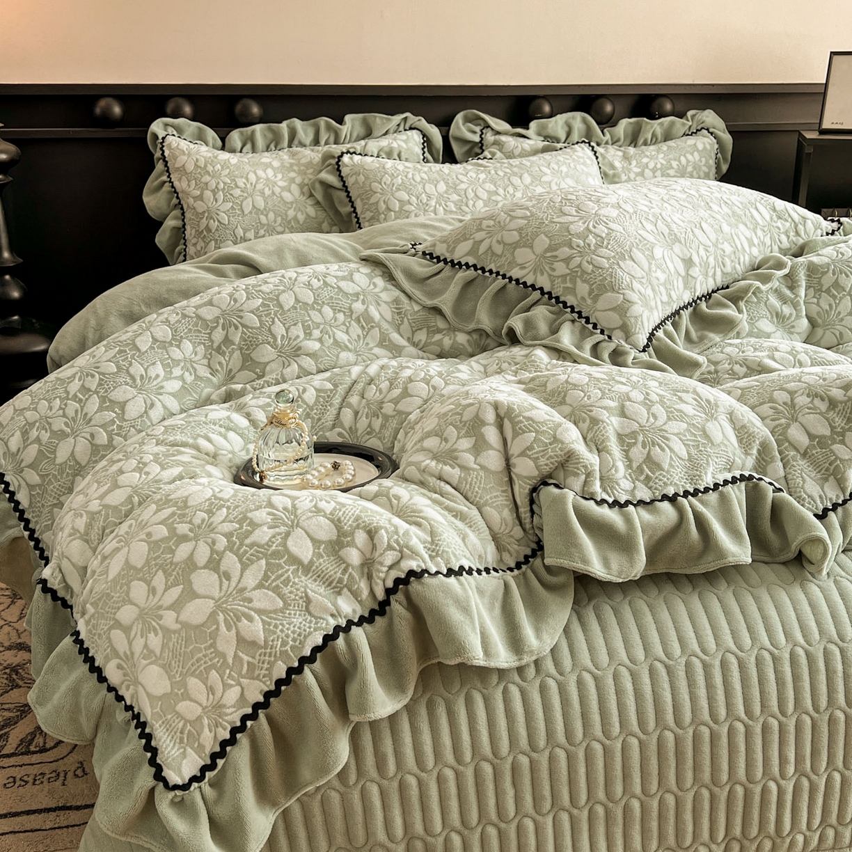 91家纺网 家纺一手货源 找家纺 美梦家纺 2025新款雕花牛奶绒夹棉床盖四件套 芳草绿