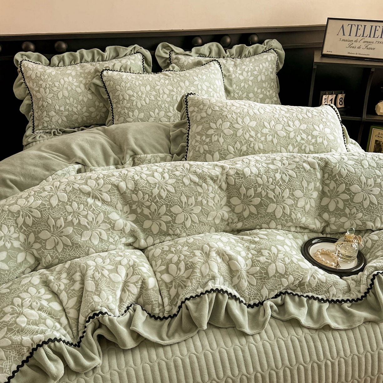 91家纺网 家纺一手货源 找家纺 美梦家纺 2025新款雕花牛奶绒夹棉床盖四件套 芳草绿