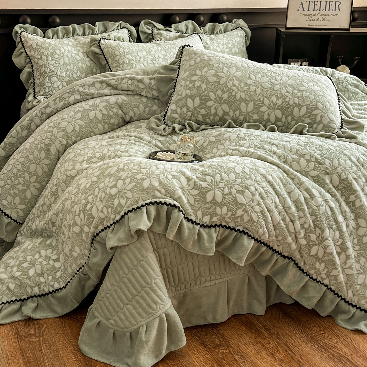 91家纺网 家纺一手货源 找家纺 美梦家纺 2025新款雕花牛奶绒夹棉床盖四件套 芳草绿