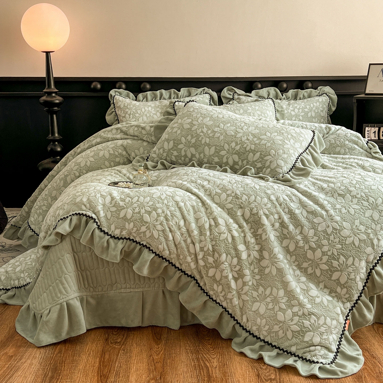 91家纺网 家纺一手货源 找家纺 美梦家纺 2025新款雕花牛奶绒夹棉床盖四件套 芳草绿