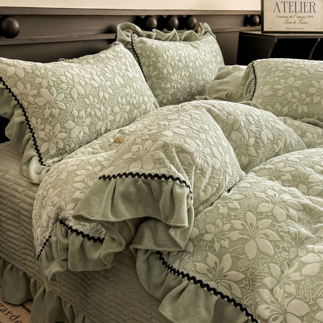 91家纺网 家纺一手货源 找家纺 美梦家纺 2025新款雕花牛奶绒夹棉床盖四件套 芳草绿