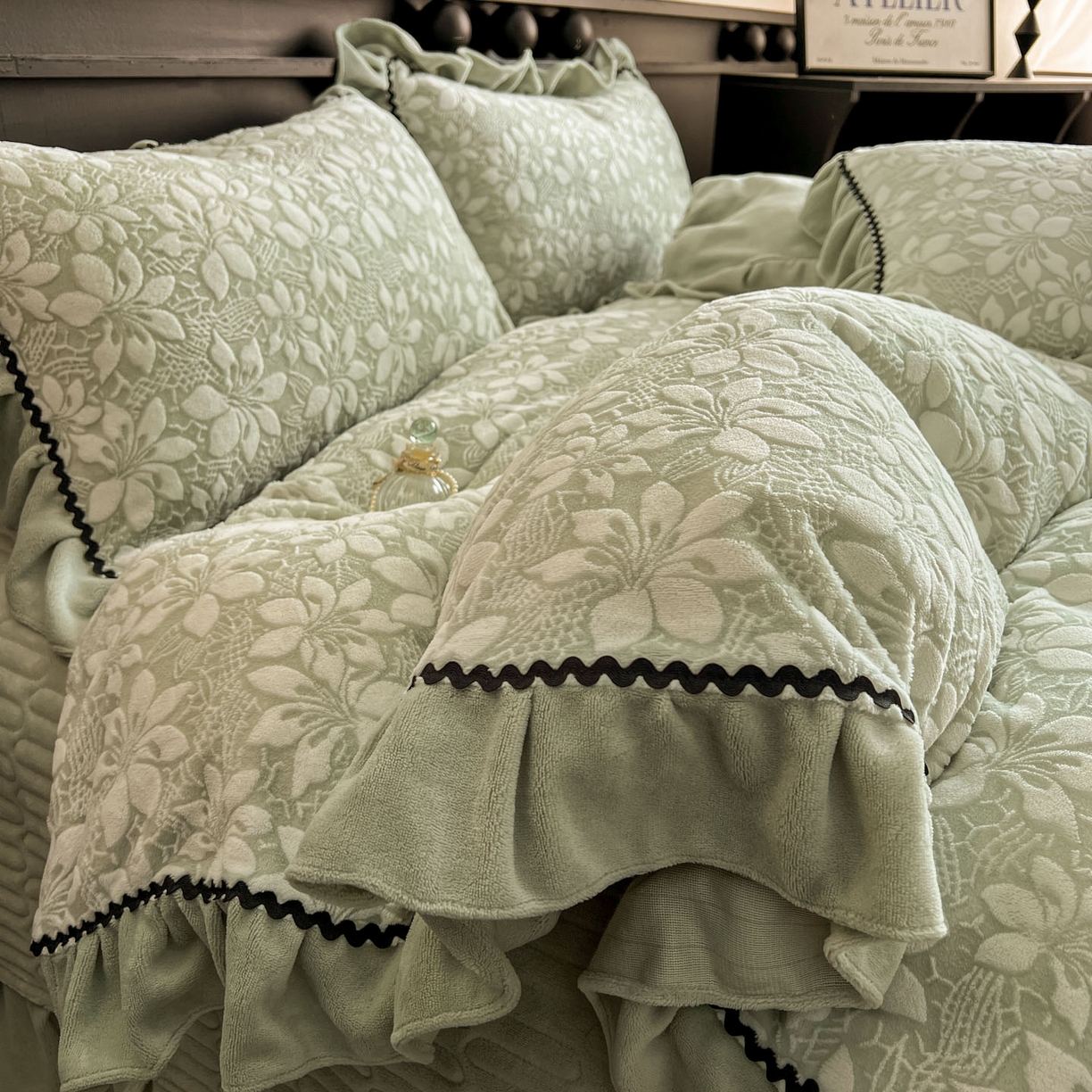 91家纺网 家纺一手货源 找家纺 美梦家纺 2025新款雕花牛奶绒夹棉床盖四件套 芳草绿