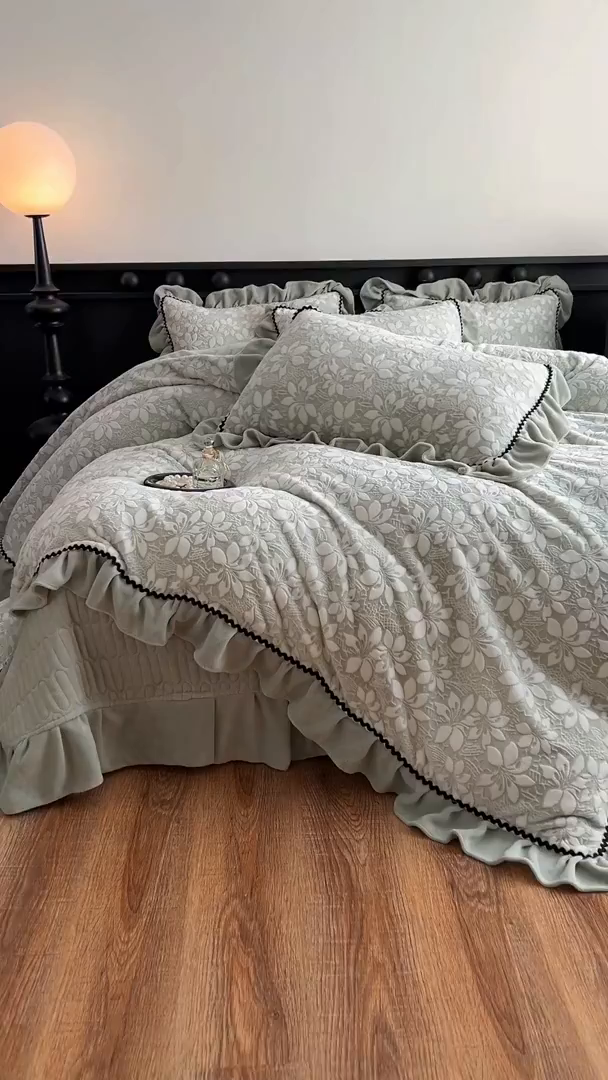 91家纺网 家纺一手货源 找家纺 美梦家纺 2025新款雕花牛奶绒夹棉床盖四件套 芳草绿