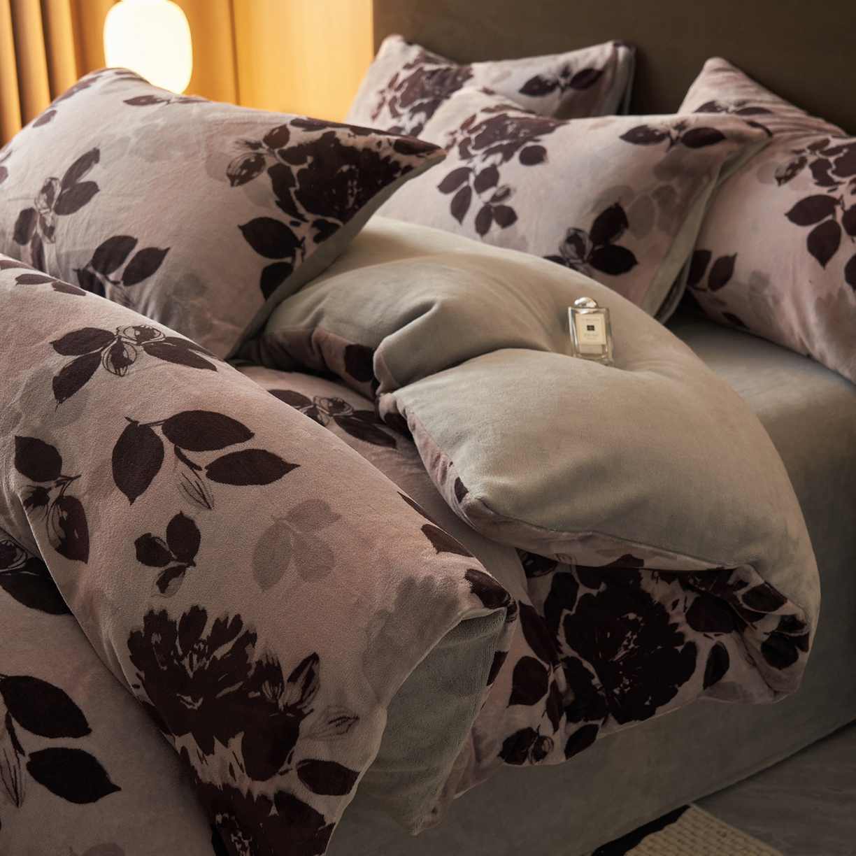 91家纺网 家纺一手货源 找家纺 吾秀家居 绒城  230克美拉德数码绒四件套 牛奶绒四件套 - 暖秋系列 花意浓